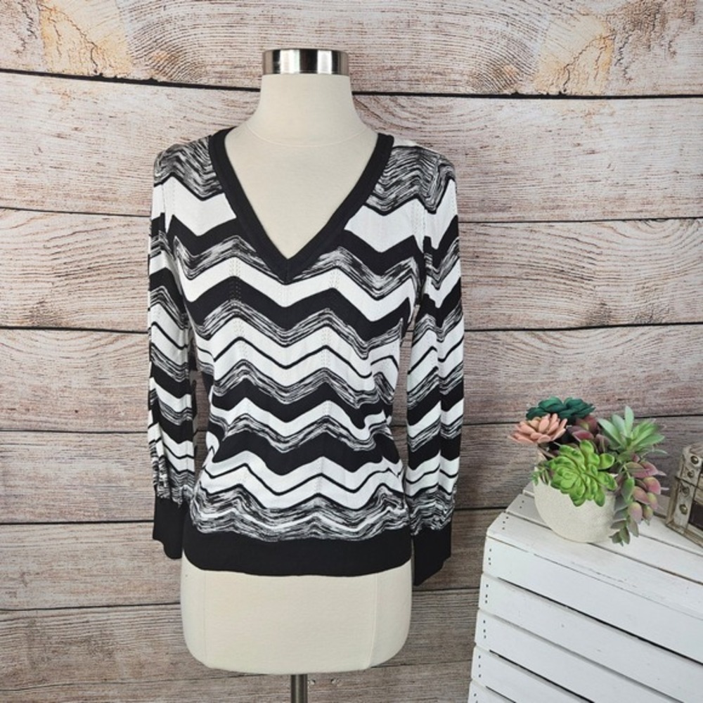 5/$25 WHBM Chevron Pullover Sweater V-Neck Long Sleeve Knit Top XS